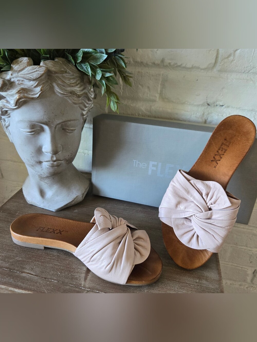 The Flexx Cream Leather Twist/Knot Slide Sandals, 7.5/8